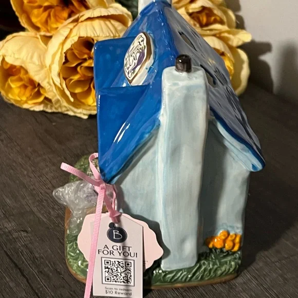 ‼️SOLD‼️Charming Blue and White Ceramic Cottage - Picture 4 of 6